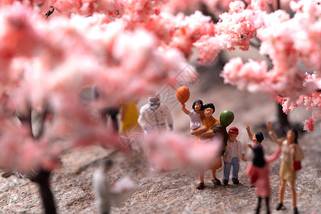樱花树下的医护人员和游客图片