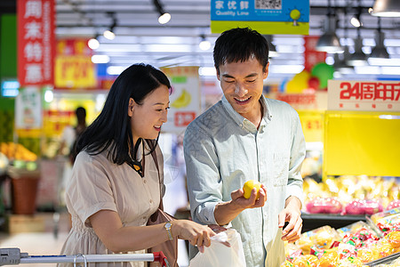 中年夫妇在超市挑选水果图片