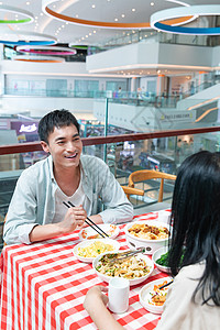 中年夫妇在餐厅用餐图片