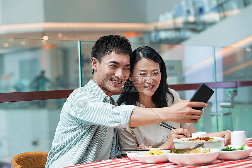 购物中心中年夫妇在餐厅用餐图片