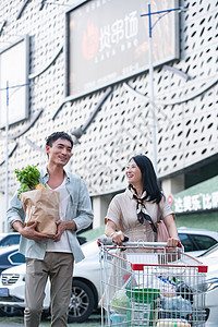 中年夫妇推购物车逛街图片