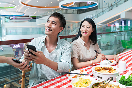 中年夫妇在餐厅用餐图片