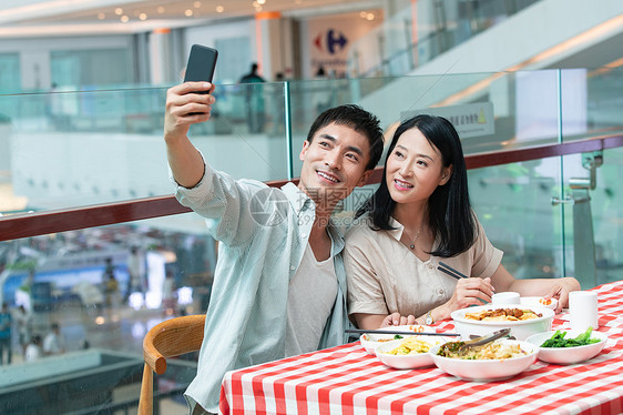 中年夫妇在餐厅用餐图片