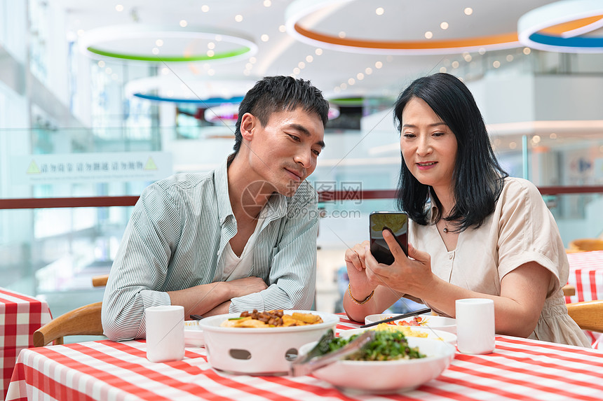 中年夫妇在餐厅用餐图片