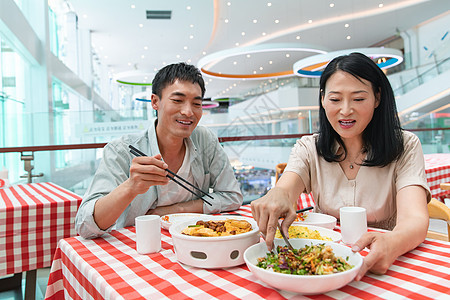 中年夫妇在餐厅用餐图片