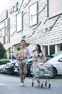 中年夫妇推购物车逛街图片
