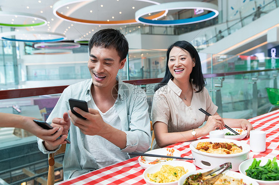 中年夫妇在餐厅用餐图片