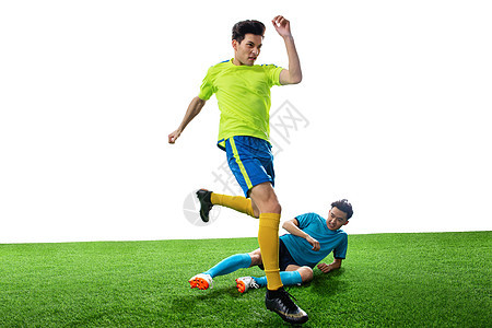 足球场青年人两名足球运动员踢球图片