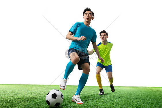 两名足球运动员踢球图片