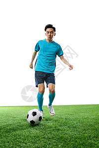 训练竞技运动一名男足球运动员踢球图片