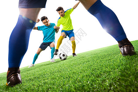 运动竞赛足球运动员在球场上踢球图片