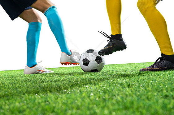 比赛两名足球运动员踢球图片