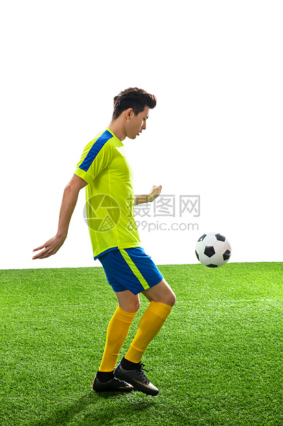 东方人挑战准确一名男足球运动员踢球图片