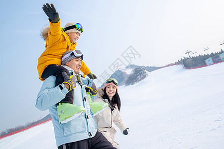 一家人自家到雪场滑雪图片