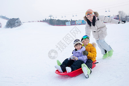 快乐的两个女孩一家人自家到雪场滑雪背景