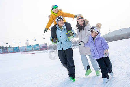 一家人自家到雪场滑雪图片