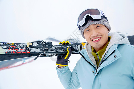 羽绒服一家人自家到雪场滑雪背景