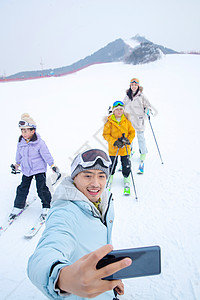 一家人自家到雪场滑雪图片