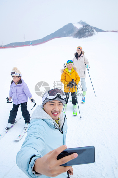 一家人自家到雪场滑雪图片