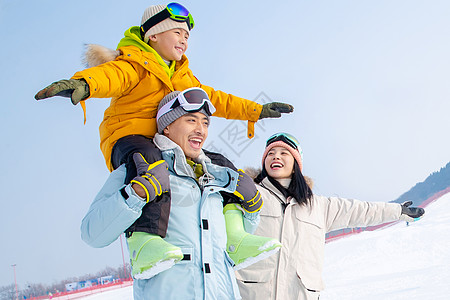 一家人自家到雪场滑雪图片