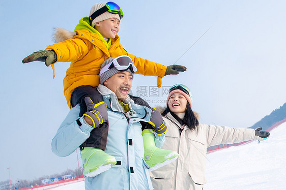 一家人自家到雪场滑雪图片