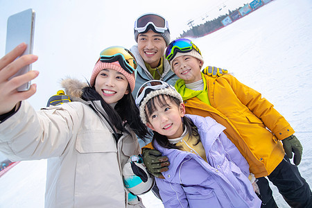 一家人一起去滑雪场滑雪图片