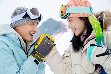 冬天冷一家人一起去滑雪场滑雪背景