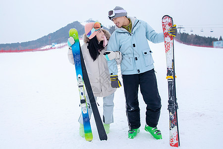 一家人一起去滑雪场滑雪图片