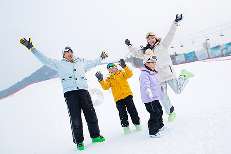 一家人一起去滑雪场滑雪图片