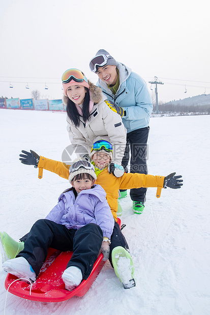 一家人一起去滑雪场滑雪图片