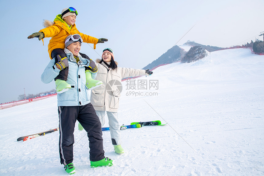 一家人一起去滑雪场滑雪图片