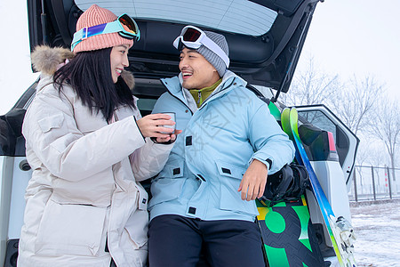 一家人一起去滑雪场滑雪图片