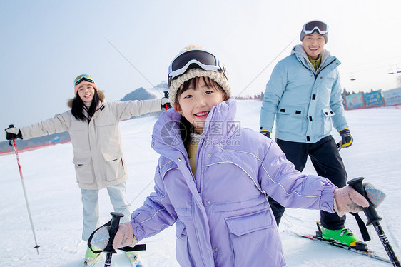 一家人一起去滑雪场滑雪图片