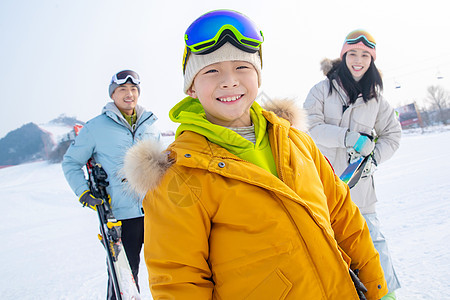 一家人一起去滑雪场滑雪图片