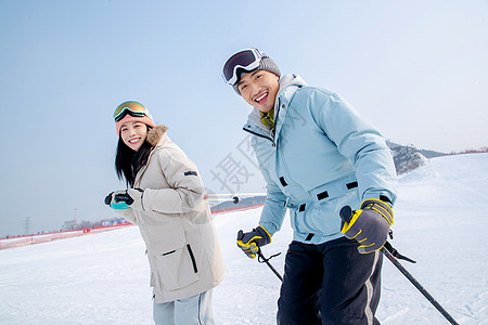 一家人一起去滑雪场滑雪图片