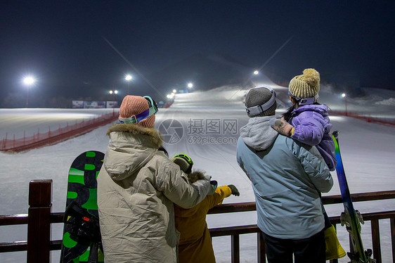 一家人一起去滑雪场滑雪图片