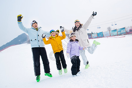 一家人一起去滑雪场滑雪图片