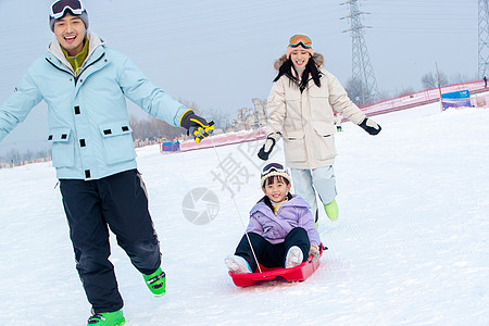 一家人一起去滑雪场滑雪图片