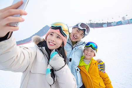 一家人一起去滑雪场滑雪图片