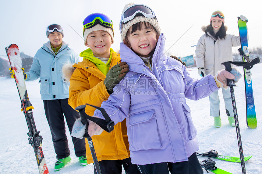 一家人一起去滑雪场滑雪图片