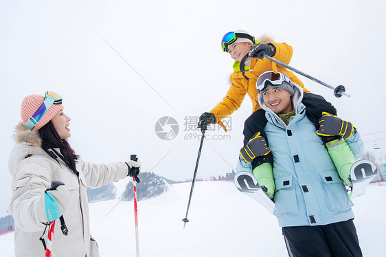 一家人一起去滑雪场滑雪图片