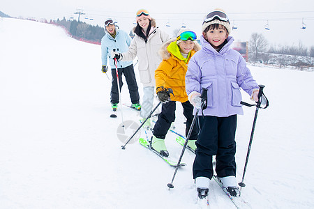 张家口滑雪一家人一起去滑雪场滑雪背景