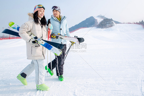 一家人一起去滑雪场滑雪图片