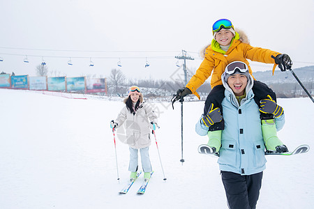 一家人一起去滑雪场滑雪图片