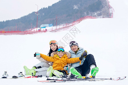 妈妈儿子一家人一起去滑雪场滑雪背景