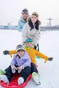 一家人一起去滑雪场滑雪图片