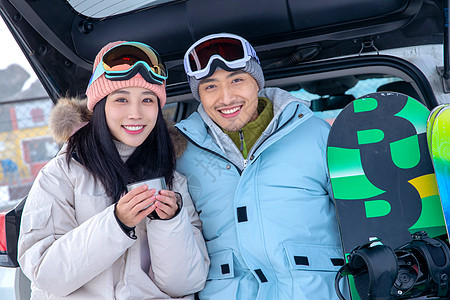 一杯热水一家人一起去滑雪场滑雪背景