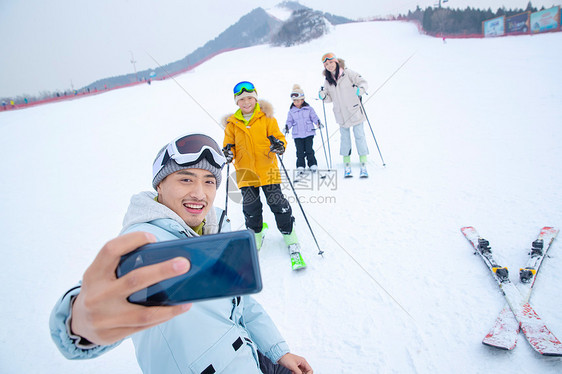 一家人一起去滑雪场滑雪图片