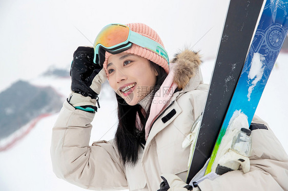 一家人一起去滑雪场滑雪图片