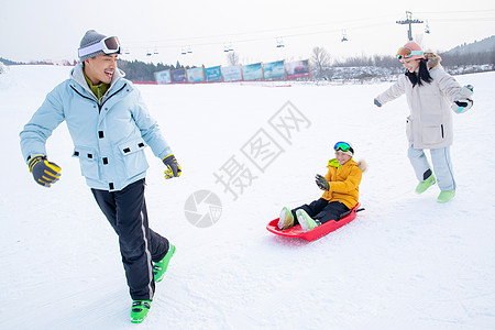 一起运动一家人一起去滑雪场滑雪背景